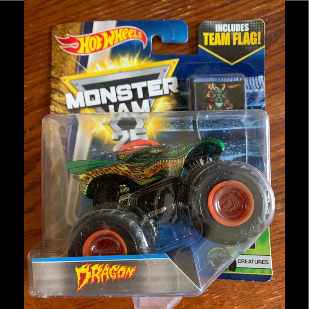 NIP 2016 Hot Wheels Monster Jam Dragon Creatures With Team Flag 1/64 Sca…